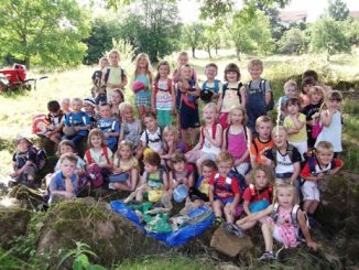 Kinder reinigen „ Bach durch unser Dorf“